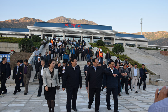 全國、省市政協(xié)委員體驗(yàn)蘭渝鐵路、視察階州廣場