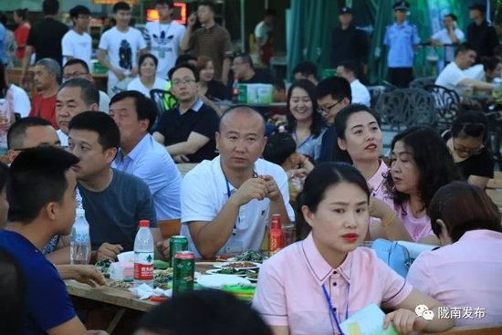 好嗨喲！隴南第一屆青島啤酒節(jié)開(kāi)幕啦，為期8天