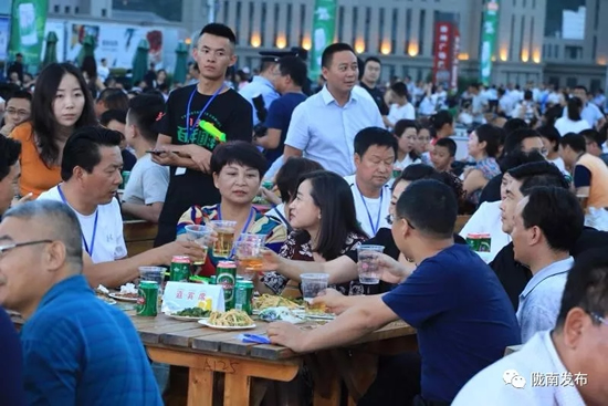 好嗨喲！隴南第一屆青島啤酒節(jié)開(kāi)幕啦，為期8天