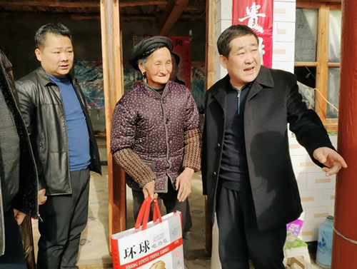 市龍江集團在文縣橋頭鎮(zhèn)安子坡村開展“解難題、辦實事、送溫暖”活動