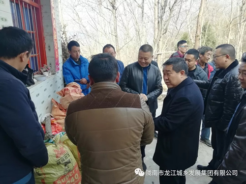 市龍江集團在文縣橋頭鎮(zhèn)安子坡村開展“解難題、辦實事、送溫暖”活動